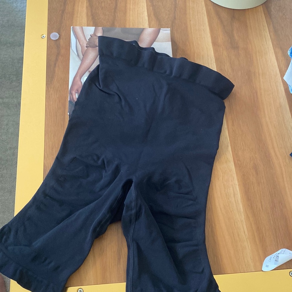 SKIMS BUTT Enhancing Above the Knee